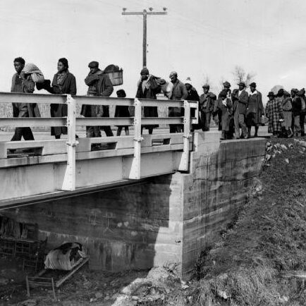 sharecroppers-on-way-to-bridge